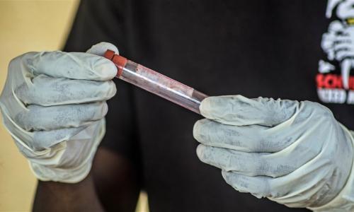 Un agent de santé avec un échantillon de sang pour vérifier la présence du virus Ebola. Photo IRIN/Tommy Trenchard