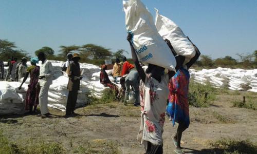 People in conflict-affected areas of South Sudan collect food from WFP. Photo: WFP/Peter Testuzza