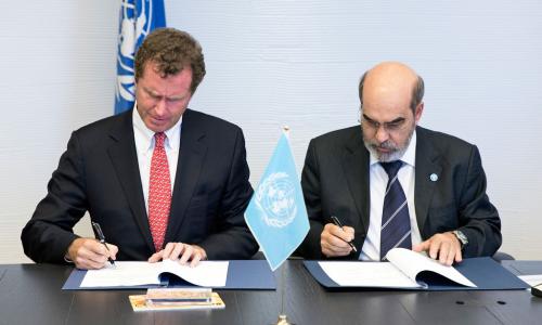 FAO Director-General Jose Graziano Da Silva (right) and Walt MacNee, Vice Chairman, MasterCard Worldwide sign new partnership agreement. Photo: FAO/Alessia Pierdomenico