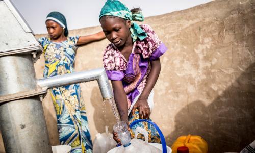 Une jeune fille collecte de l’eau dans un camp au Tchad. Environ 500.000 enfants nigérians ont été déracinés par les attaques de Boko Haram. Photo UNICEF/Sylvain Cherkaoui