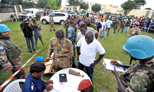 Des officiers de l’ONUCI mènent une opération de désarmement, de démobilisation et de réinsertion avec des ex-combattants dans le quartier d’Abobo à Abidjan en février 2012. Photo ONU/Hien Macline