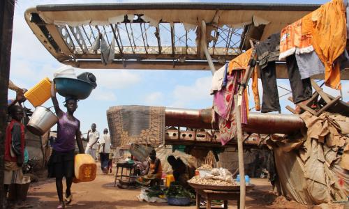 Familles déplacées en République centrafricaine dans le site de Mpoko pour personnes déplacées à l’intérieur (octobre 2014). Photo : OCHA / Gemma Cortes.