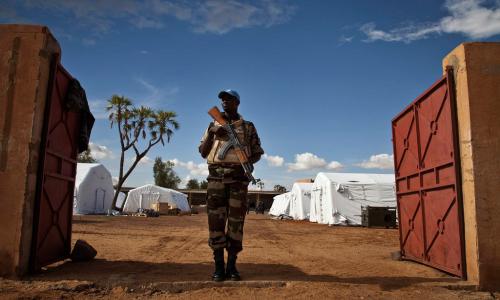 Un Casque bleu du Niger en patrouille à Gao, au Mali. Photo MINUSMA/Marco Dormino