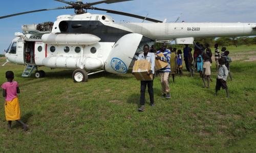 Livraison par hélicoptère de kits de subsistance de la FAO dans une zone difficile d’accès au Soudan du Sud. Photo : FAO