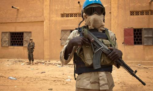 Un Casque bleu sénégalais patrouille avec un soldat malien à Kidal en juillet 2013. Photo MINUSMA/Marco Dormino (archives)