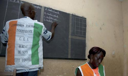Décompte des voix dans un bureau de vote à Abidjan, après le premier tour de l’élection présidentielle en Côte d’Ivoire, le 25 octobre 2015. Photo : ONUCI