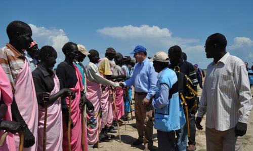 OCHA Director of Operations John Ging (centre), meeting with community representatives, during a one-day visit to Upper Nile State, South Sudan, on 21 October 2015.