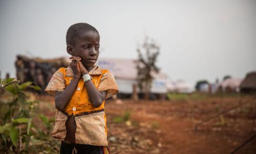 Un petit garçon du Burundi ayant dû fuir sa maison à cause de la violence à trouvé refuge dans un camp en Tanzanie. Photo UNICEF/Rob Beechey