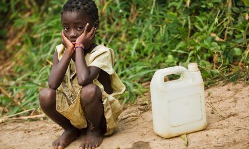 Une petite fille attend de remplir son bidon d’eau dans le village de Kikonka, en République démocratique du Congo (RDC).