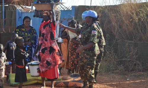 Les Casques bleus de la MINUSS au Soudan du Sud prêtent assistance à des civils piégés par les violences à Wau, capitale de l’état de Bahr El Ghazal. Photo: MINUSS