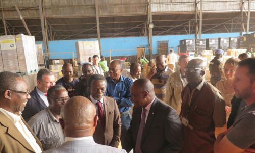Le Représentant spécial et chef de la Mission multidimensionnelle intégrée des Nations Unies en République centrafricaine (MINUSCA), Parfait Onanga-Anyanga (cravate rouge) et des membres du corps diplomatique visitent un entrepôt de matériel de vote à l’a