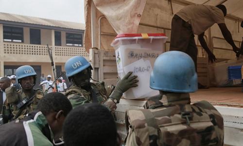 Des Casques bleus transportent des urnes lors du scrutin du 30 décembre 2015 en République centrafricaine. Photo MINUSCA
