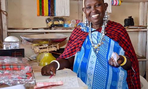 Mama Nalepo dans son magasin au marché local du village de Mamura à Arusha, en Tanzanie. Photo : ONU Femmes/Deepika Nath - See more at: http://www.unwomen.org/fr/news/stories/2016/10/maasai-women-of-tanzania-take-charge-of-their-own-lives-and-livelihood#s