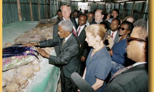Secretary-General lays a wreath at a genocide site in Mwurire, Rwanda, during a 1998 visit.  Photo : ©United Nations / DPI