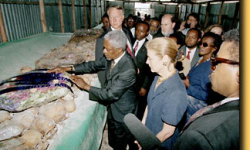Le Secrétaire général dépose une gerbe sur l'un des lieux du génocide à Mwurire (Rwanda) au cours d'une visite en 1998. Photo : ©ONU / Département de l'information