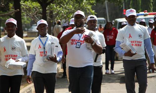 On World AIDS Day, people in Nigeria took a walk in the Asokoro neighbourhood of Abuja to increase HIV/AIDS awareness in the general public. Photo: UNAIDS