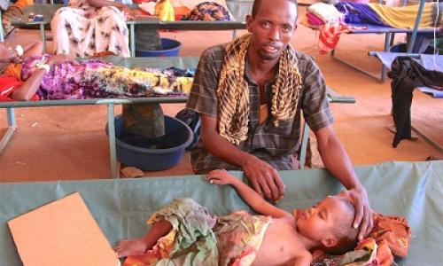 Nur Ismail, 3, is treated for acute watery diarrhoea at the cholera treatment centre in Bay Regional Hospital, Baidoa, Bay region. His father, Hassan Ismail, is by his side. UNICEF/UN057221/Makundi