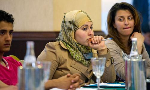 De jeunes Tunisiennes participent à une table ronde avec le Secrétaire général de l’ONU suite aux manifestations pour la démocratie dans le pays. 