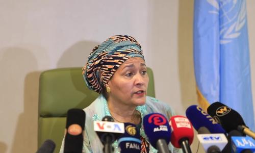 La Vice-Secrétaire générale des Nations Unies, Amina Mohammed, devant la presse.