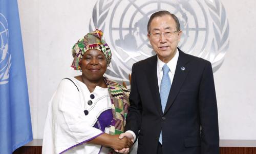 Ban Ki-moon et Mme Nkosazana Dlamini Zuma. Photo: ONU/Rick Bajornas