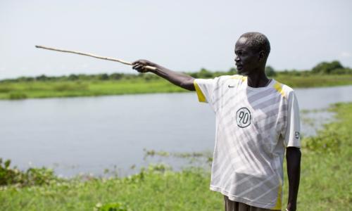 Gatluak Ruei Kon, 56 ans, se tient dans sa ferme à Old Akobo, dans l’Etat de Jonglei au Soudan du Sud. Il a été séparé de sa famille et de ses terres pendant plus de deux ans après que la guerre ait éclaté en 2013.   © HCR/Rocco Nuri