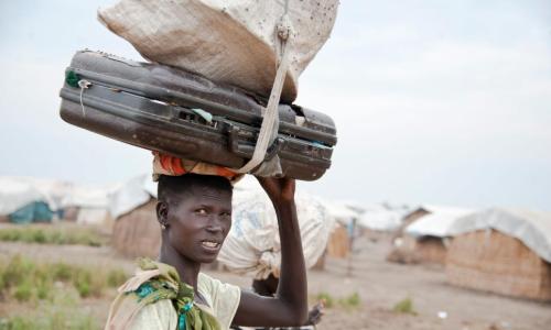 Nyakong, 22 ans, a fui les combats au Soudan du Sud en 2014 et elle a traversé la frontière vers l’Ethiopie. « J’ai laissé mes enfants à la maison pour aller leur chercher de la nourriture », dit-elle. « Ils ne peuvent pas marcher jusqu’ici car la zone es