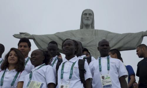 Les athlètes réfugiés qui participeront aux Jeux Olympiques au Brésil visitent la statue du Christ Rédempteur à Parque Nacional da Tijuca.  © CIO