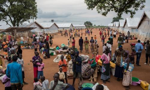 Des réfugiés sud-soudanais nouvellement arrivés reçoivent un abri et des vivres au centre de transit de Numanzi à Adjumani, au nord de l’Ouganda.   © HCR/Will Swanson