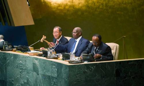 Sam Kahamba Kutesa (centre), President of the sixty-ninth session of the General Assembly, opens the general debate of the session. He is flanked by Secretary-General Ban Ki-moon (left) and Tegegnework Gettu