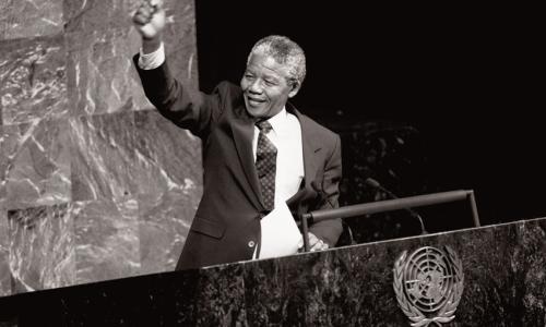 Le 18 juillet est la Journée internationale Nelson Mandela, ici en 1990 devant le Comité spécial contre l’apartheid à l’Assemblée générale. PhotoONU/Pernaca Sudhakaran