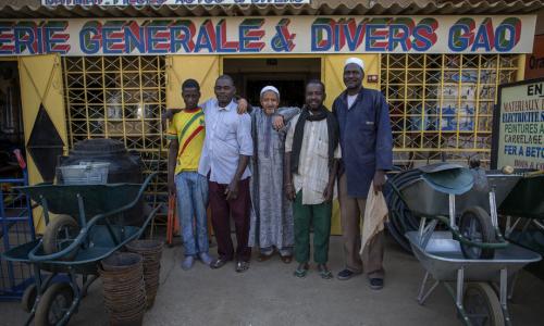 Des commerces rouvrent à Gao Le propriétaire arabe d’une quincaillerie (au centre) pose pour une photo avec ses employés des groupes ethniques Songhai et Bella devant son magasin à Gao. Le propriétaire a dû fermer son commerce et s’enfuir pendant l’occupa