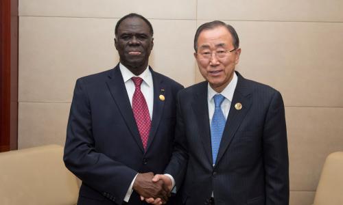 Le Secrétaire général Ban Ki-moon (à droite) avec Michel Kafando, Président du Burkina Faso, à Addis Abeba, en Ethiopie, le 30 janvier 2015. Photo ONU/Eskinder Debebe