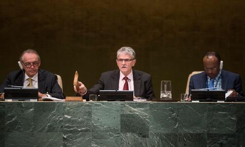 President of the seventieth session of the General Assembly, Mogens Lykketoft (centre), closes the annual general debate. UN Photo/Cia Pak