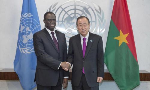 Le Secrétaire général Ban Ki-moon avec le Président du Burkina Faso, Michel Kafando. Photo ONU/Amanda Voisard