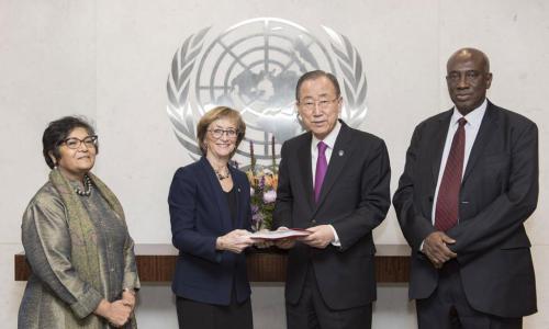 Le Secrétaire général, Ban Ki-moon, reçoit le rapport du Groupe d’experts chargé d’enquêter sur des allégations d’abus sexuels par des forces militaires étrangères en République centrafricaine.