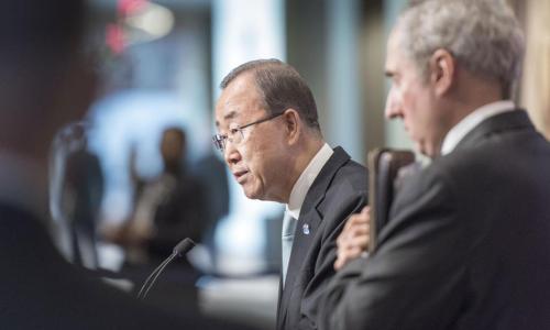 Le Secrétaire général de l’ONU, Ban Ki-moon (à gauche), accompagné de son porte-parole, Stéphane Dujarric, lors d’une conférence de presse sur la situation au Soudan du Sud, au siège de l’ONU, à New York, le 11 juillet 2016. Photo : ONU / Mark Garten