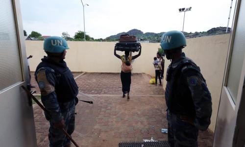 Des civils déplacés quittent un camp de la MINUSS à Juba, après y avoir cherché refuge suite à des affrontements dans la capitale du Soudan du Sud. Photo : ONU / Eric Kanalstein