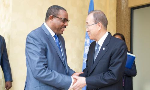 Le Secrétaire général de l’ONU, Ban Ki-moon (à droite), rencontre le Premier ministre éthiopien, Hailemariam Dessalegn, qui est également Président de l’Autorité intergouvernementale pour le développement (IGAD), en marge du 27ème sommet de l’Union africa