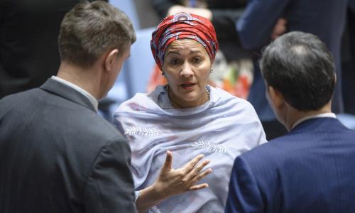 La Vice-Secrétaire générale de l’ONU, Amina J. Mohammed, parle avec des délégués avant une réunion du Conseil de sécurité. Photo ONU/Manuel Elias