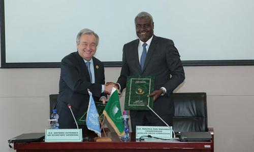 Katibu Mkuu wa UN António Guterres akiwa na Mwenyekiti wa Kamisheni ya AU Moussa Faki, mjini Addis Ababa, Ethiopia katika picha hii ya kutoka maktaba. Picha: UN /Antonio Fiorente