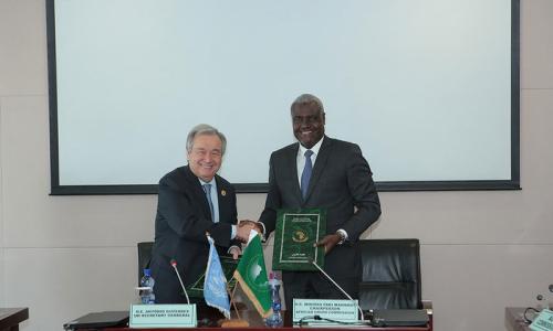 Katibu Mkuu wa UN António Guterres akiwa na Mwenyekiti wa Kamisheni ya AU Moussa Faki, mjini Addis Ababa, Ethiopia. Umoja wa Mataifa na Muungano wa Afrika AU wameaidiana kuendeleza ushirkiano katika mambo mbalimbali  yakiwemo ya amani na usalma