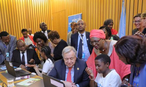 Katibu Mkuu wa Umoja wa Mataifa Antonio Guterres akihudhuria mkutano ulioandaliwa na UN Women kuhusu sayansi,teknolojia, uhandisi na hisabati (STEM) kuhusu programu za kompyuta. Picha: UN Photo / Antonio Fiorente.