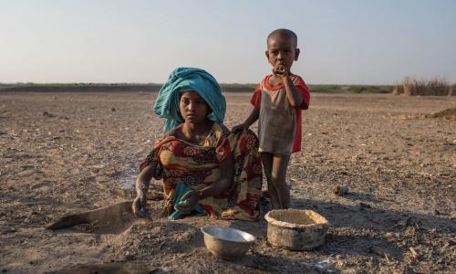 Msichana akipika katika moja ya vijiji nchini Ethiopia ambalo ardhi imeathirika vibaya na ukame unaoendelea