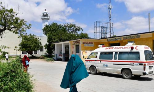 Mwanamke akipita pembeni ya gari la wagonjwa ndani ya hospitali ya Benadir mjini Mogadishu, Somalia.