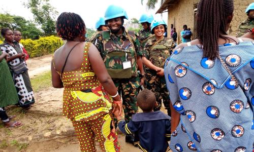 Walinda amani wanawake kutoka Tanzania wakizungumza na wanawake huko Beni, DRC.