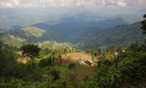 Nchini Nepal na ni taswira ya mji mkuu Kathmandu na kwenye miteremko ya milima ni makazi ya watu na vyanzo vya vipato pamoja na mashamba ya mazao ya chakula