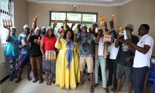 Pili Missana (gauni la manjano) ambaye taasisi yake inaendesha nyumba ya Back to Life, akiwa kwenye picha ya pamoja na wanufaika wa programu ya ujasiriamali.