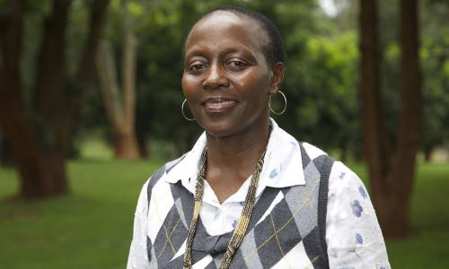 Taa za sola zinapatiwa chaji badala ili zitumiwe na wavuvi badala ya koroboi za mafuta ya taa. Mradi huu umepata ufadhili wa UNEP, Tanzania.