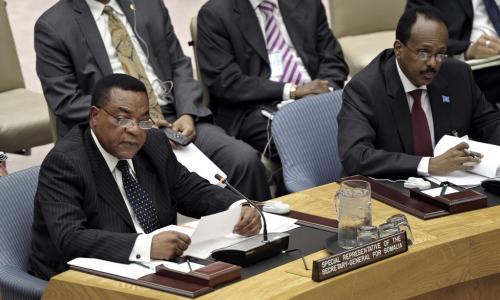 Mwakilishi Maalum wa Katibu Mkuu wa UN nchini Somalia, Balozi Augustine Mahiga, (kushoto) akihutubia Baraza la Usalama kuhusu Somalia. (11 Mei 2011)