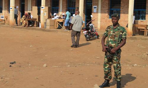 Un soldat monte la garde devant un bureau de vote dans la capitale du Burundi, Bujumbura